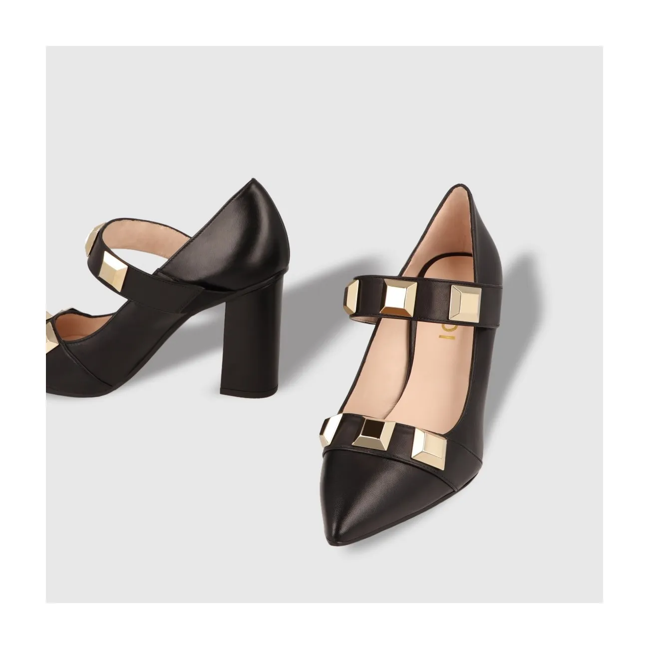 Chaussure de salon en cuir de couleur noire assortie à de gros motifs en détail de couleur or | LODI Chaussures de femme en lign