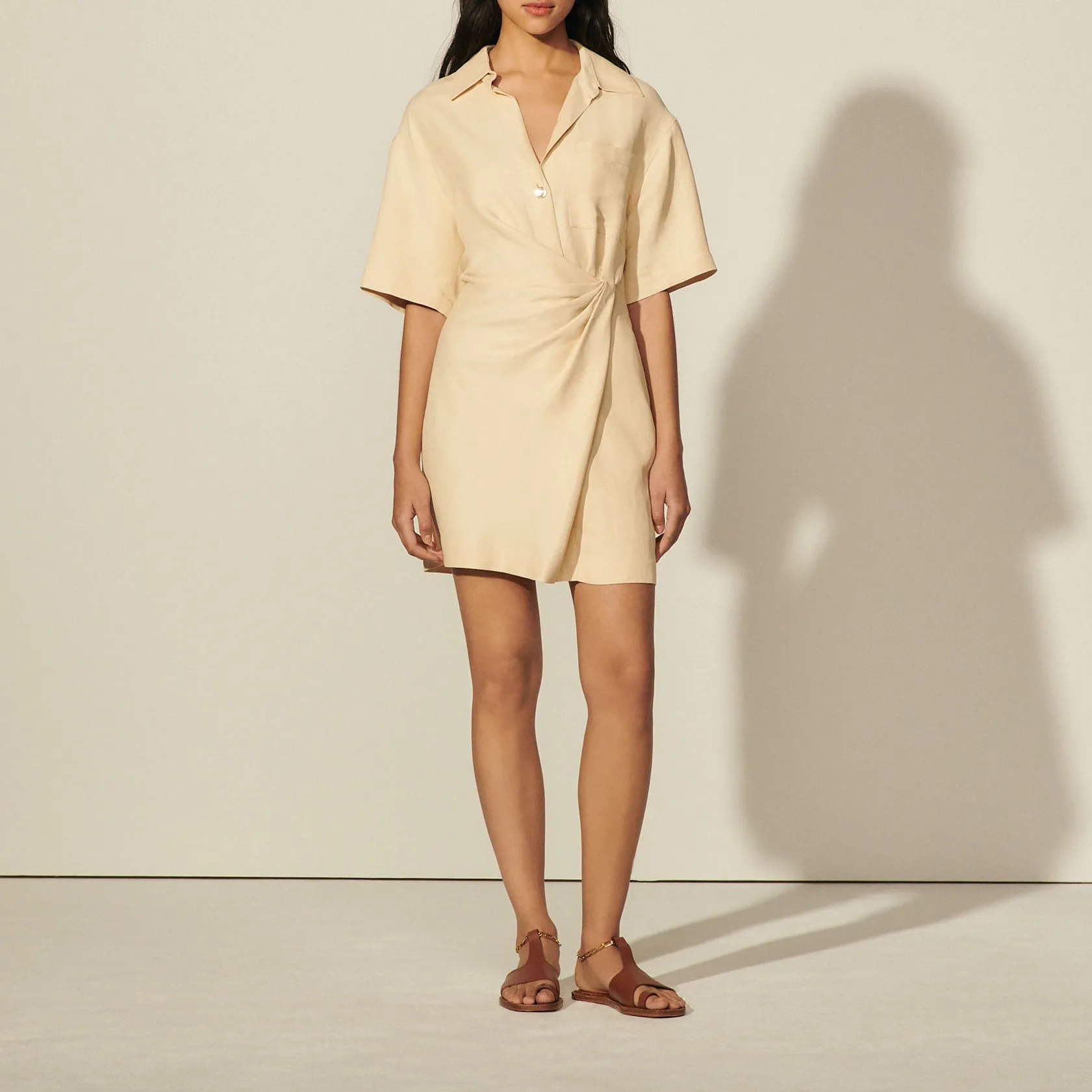 Robe courte drapée à manches courtes